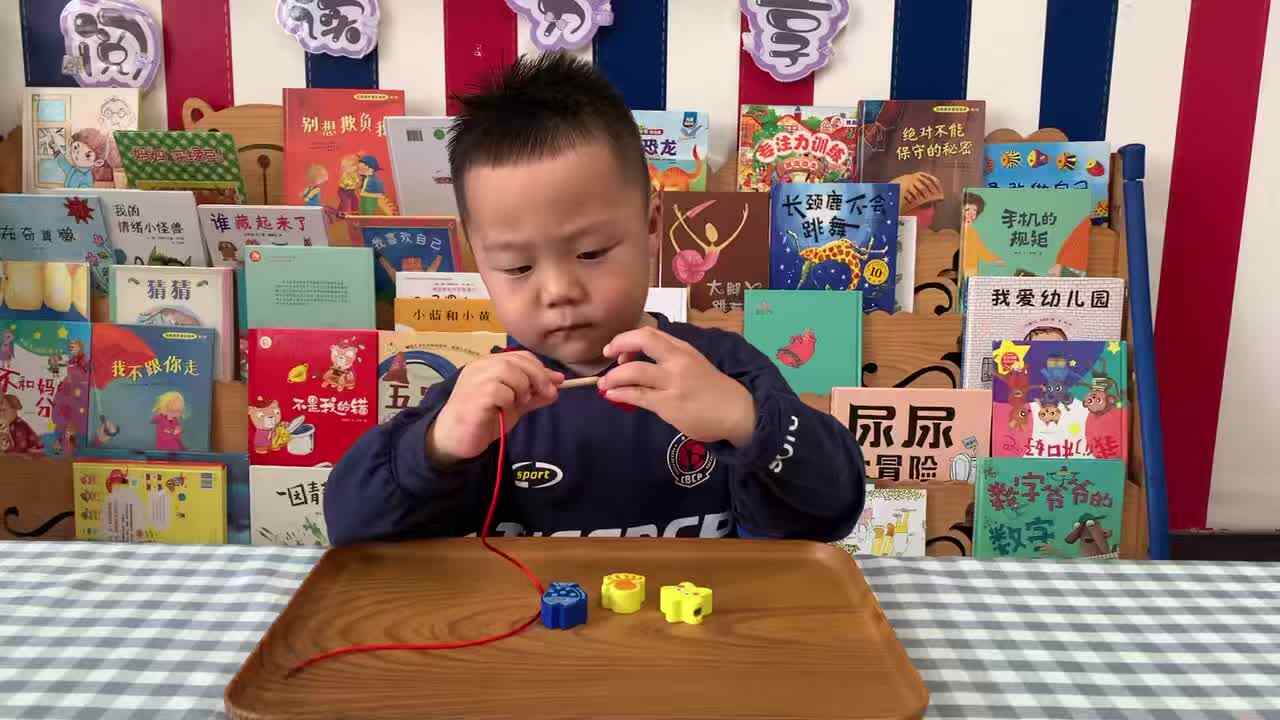 ⁣⁣2026年5月18日   刘佳铭《穿串珠》学校教育教学活动
