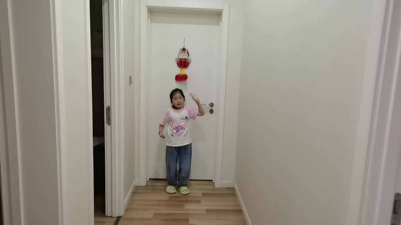 VID_20260513_183855.mp4学前B班宁汐言体能训练 跳远。