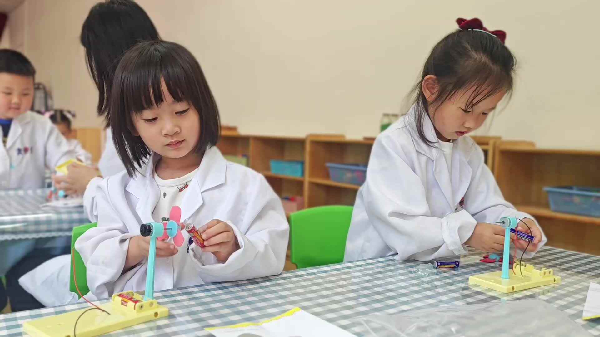 2026.5.13 实验中班 易诗珺 科学实验《电风扇》.mp4