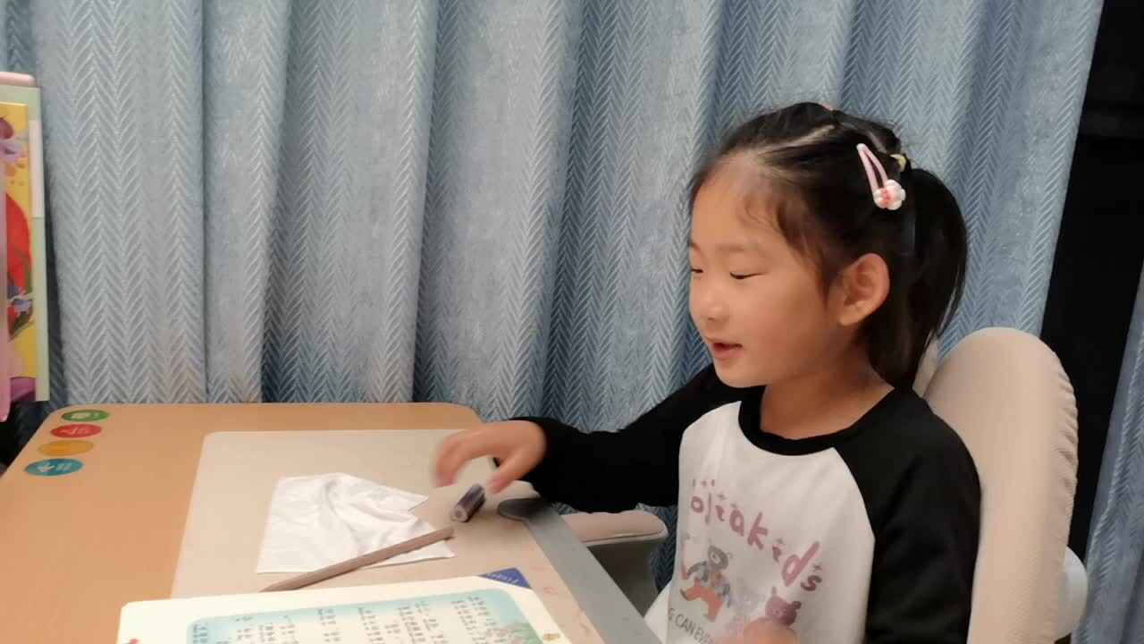 VID_20260507_195520.mp4学前B班宁汐言指读阅读识字第36页《春天的歌声》