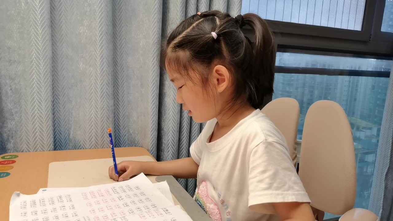 VID_20260515_190509.mp4学前B班宁汐言指读汉字学习材料。