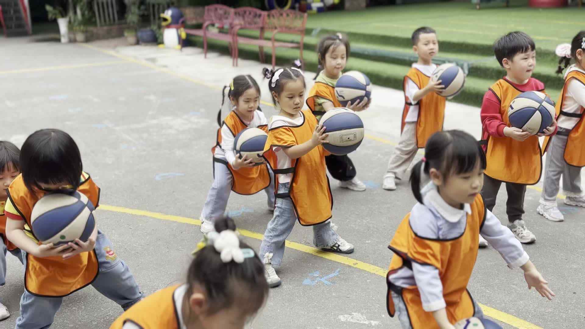 2026.5.7   实验中班 谢屿洛《篮球》.mp4
