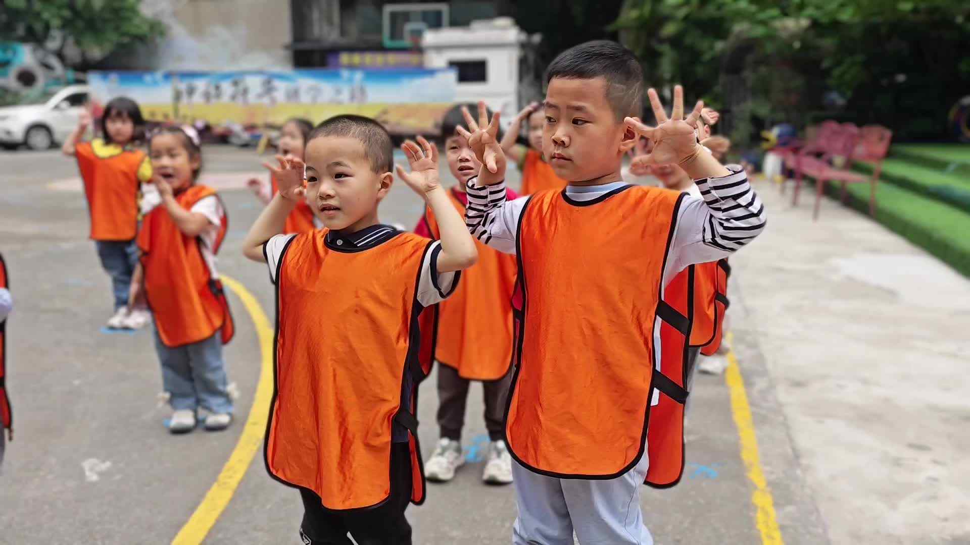 2026.5.7   实验中班 姜清译《篮球》.mp4