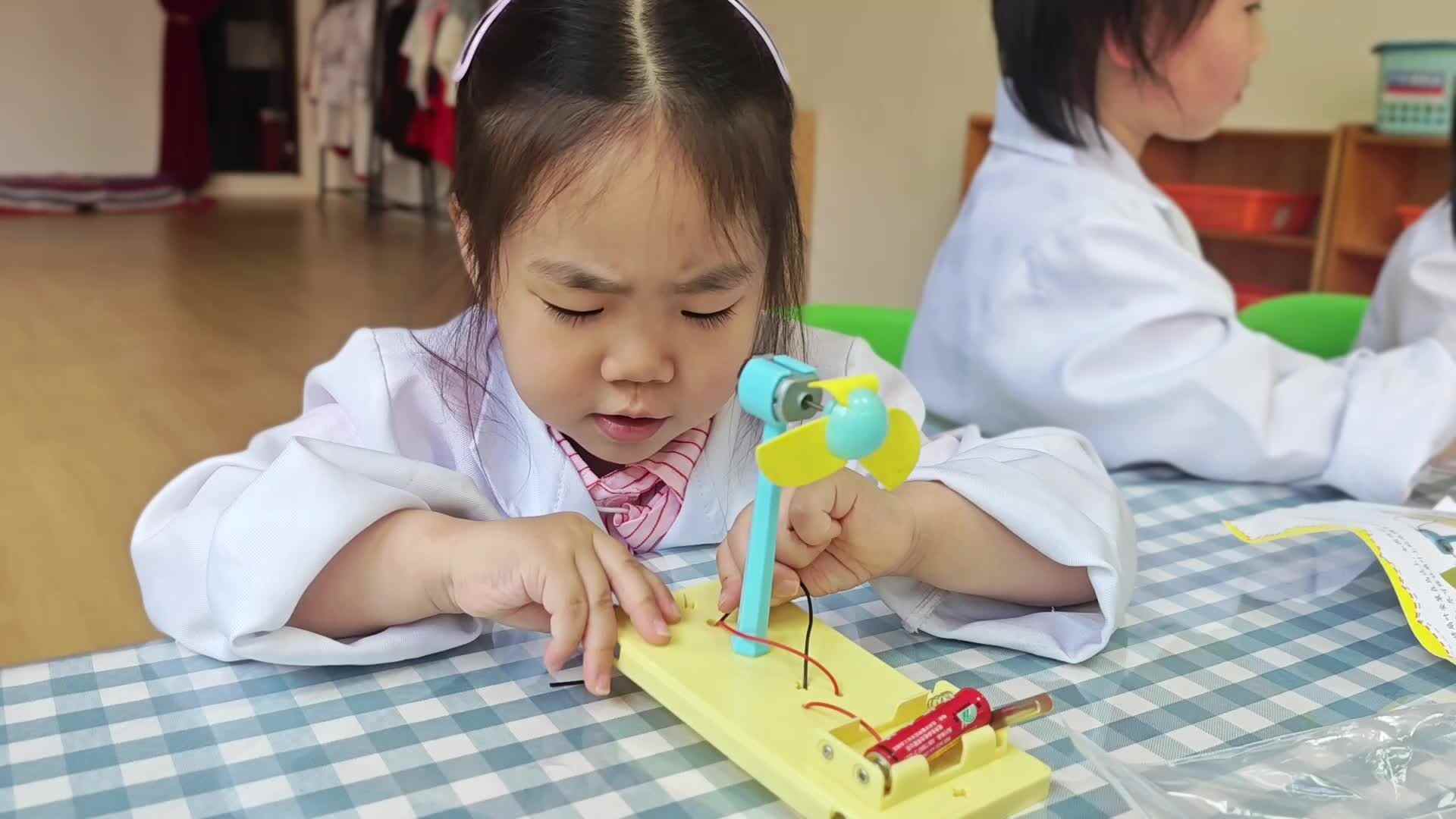 2026.5.13 实验中班 张笑笑 科学实验《电风扇》.mp4