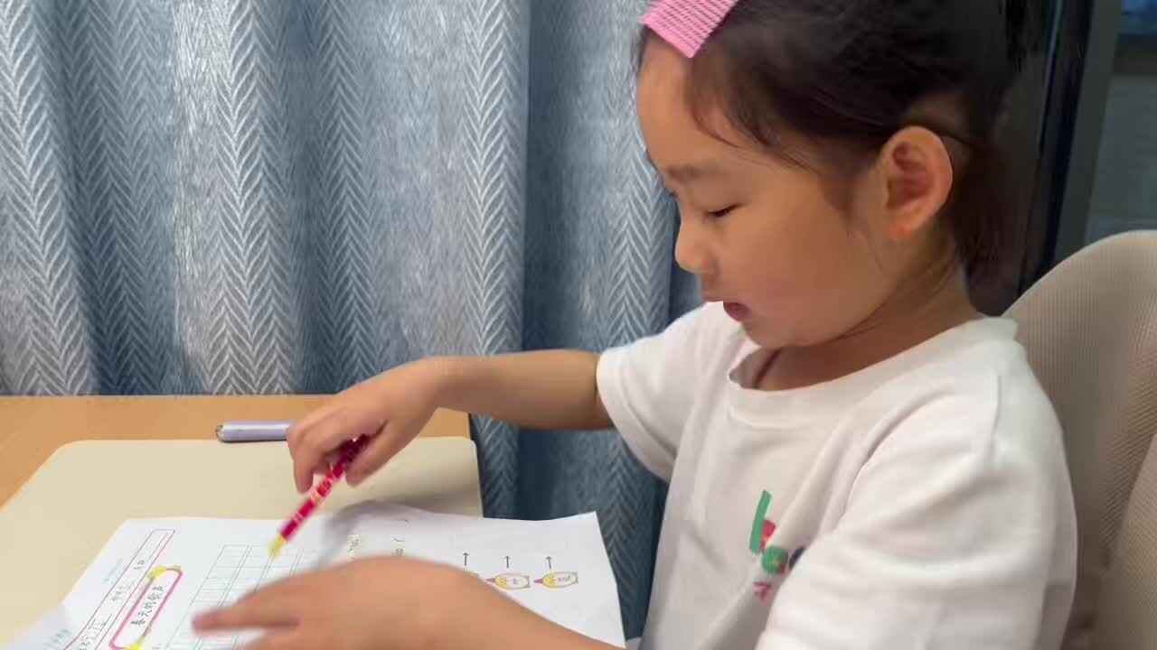 mmexport1778331233660.mp4学前B班宁汐言完成阅读识字作业单。