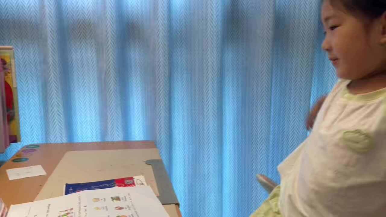 mmexport1779515226068.mp4学前B班宁汐言朗读下列单词和句子。 观看《Fruit朗读示范》进行跟读。