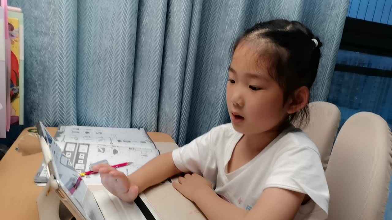 VID_20260506_192305.mp4学前B班宁汐言观看英文绘本。