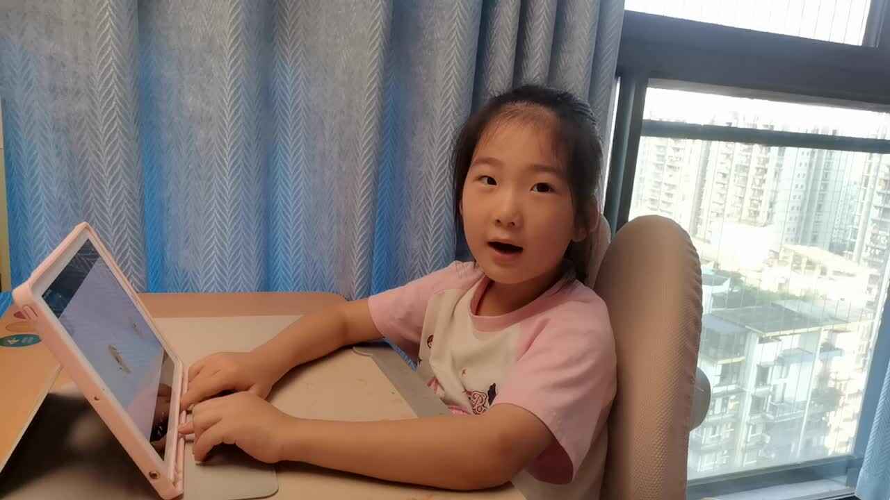 VID_20260520_183622.mp4学前B班宁汐言观看、跟唱英文儿歌。