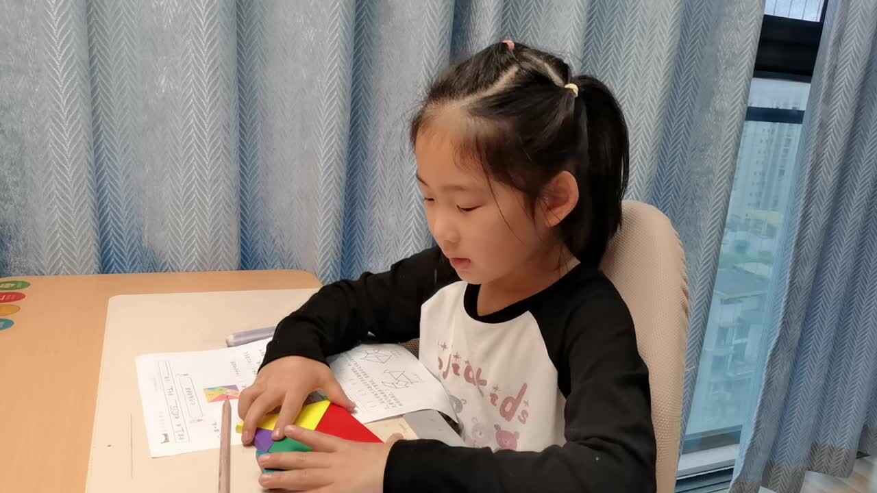 VID_20260507_191359.mp4学前B班宁汐言完成逻辑思维游戏单。