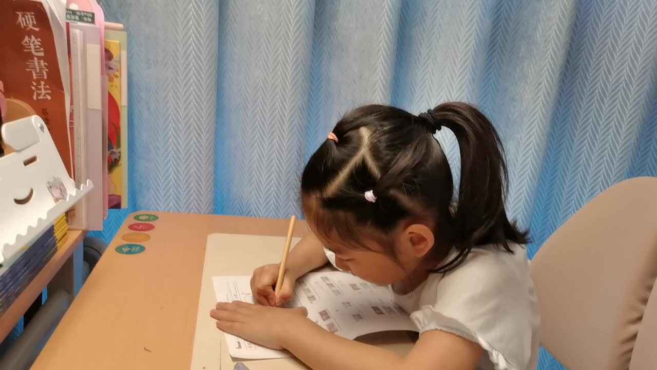VID_20260512_175003.mp4学前B班宁汐言完成逻辑思维游戏单。