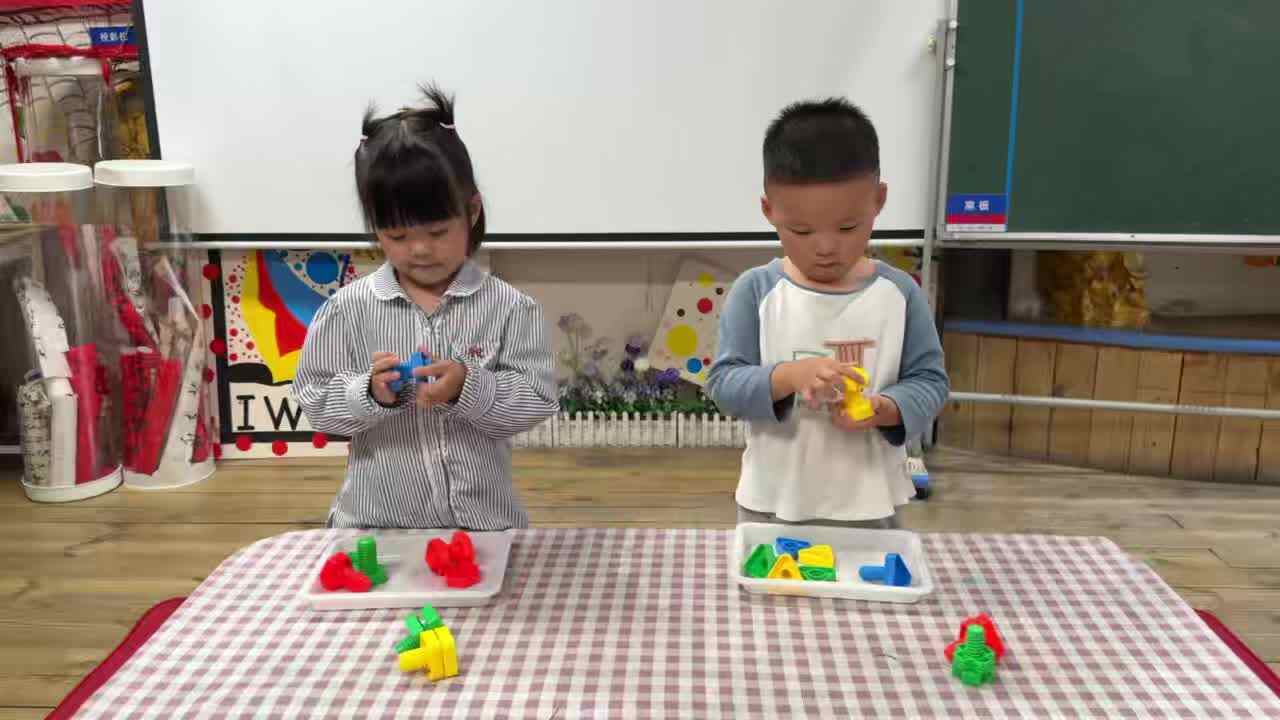 2026.5.18实验小班3号6号精细动作《拧螺丝钉和螺丝帽》》