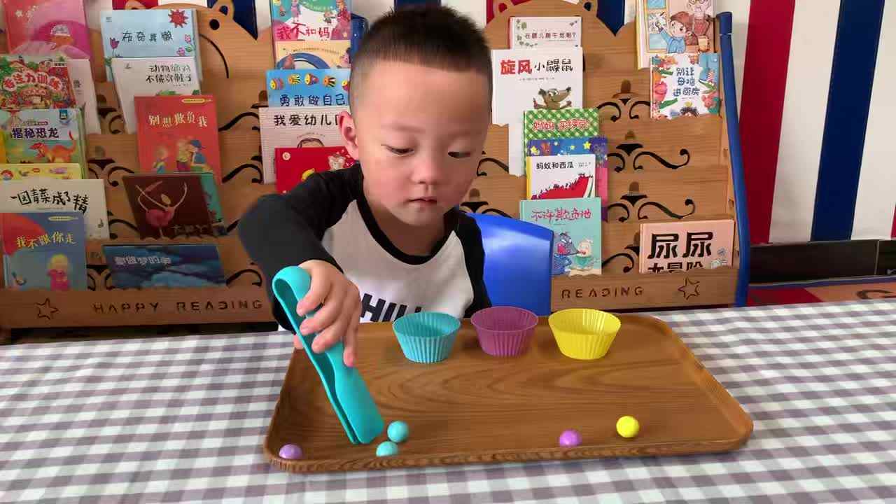⁣2026年5月8日 刘佳锐   生活练习《夹珠子》学校教育教学活动