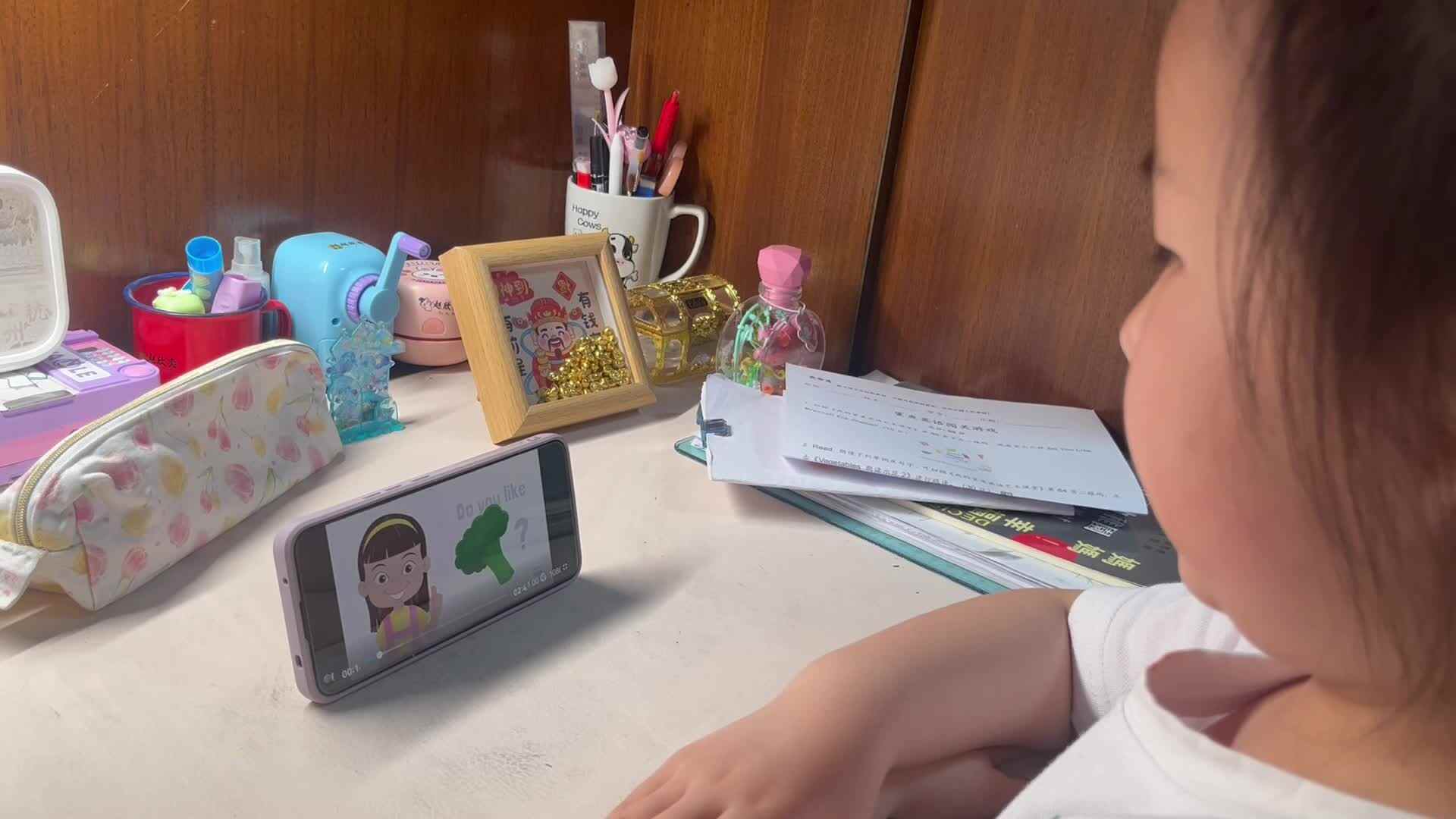 5.9学前A班赵欣奕观看英语儿歌视频