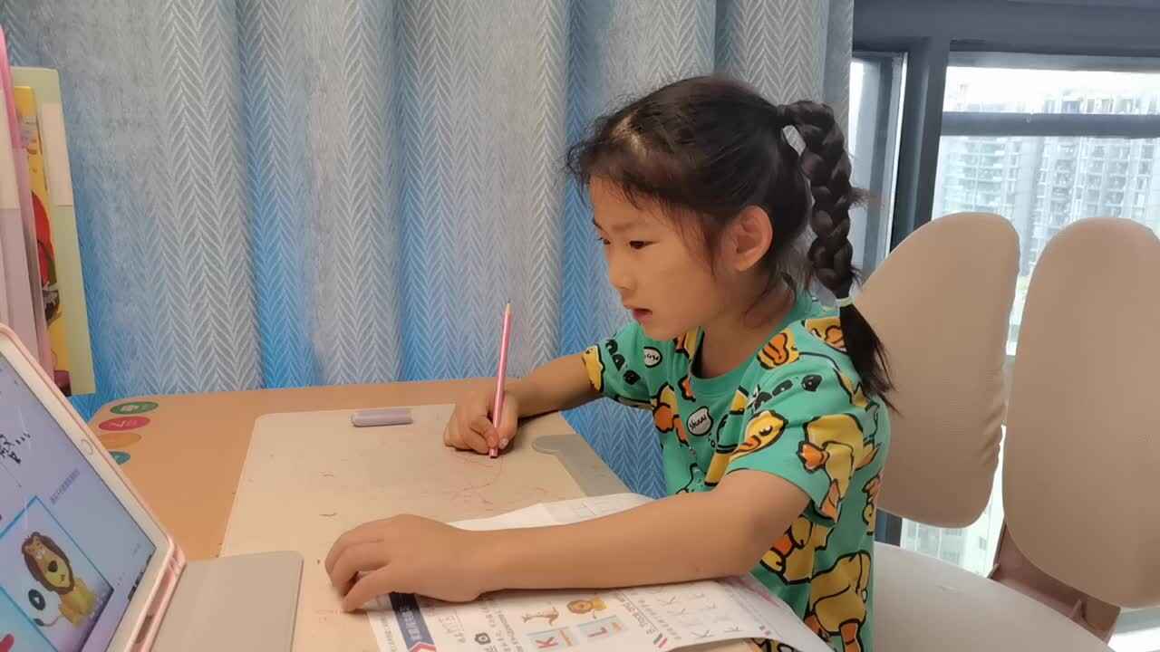 VID_20260624_180407.mp4学前B班宁汐言指读下列字母和单词。观看视频L