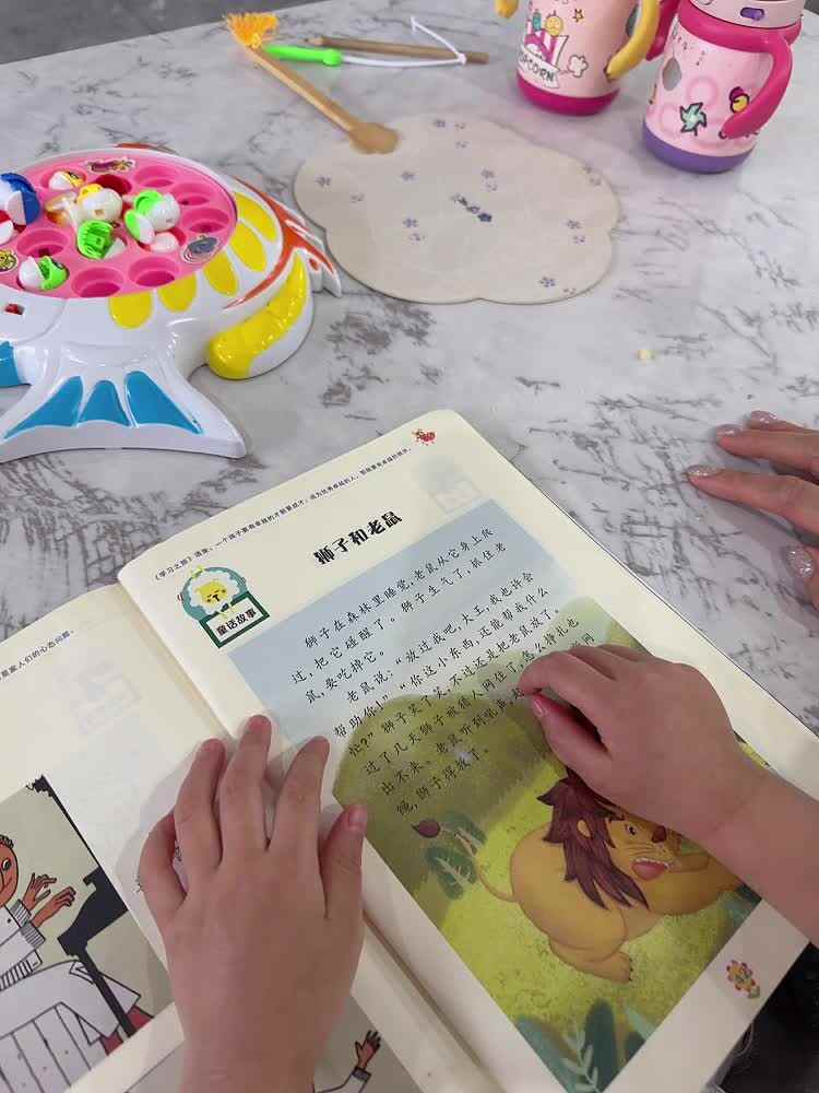 ⁣2026年6月7日 李佳彤  指读语言书《狮子和老鼠》家庭闯关练习