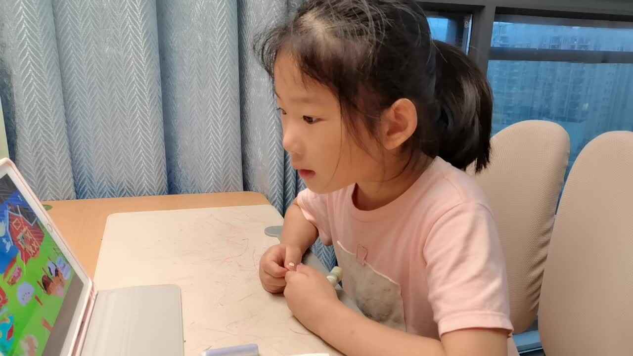 VID_20260629_195139.mp4学前B班宁汐言观看英文儿歌并跟唱
