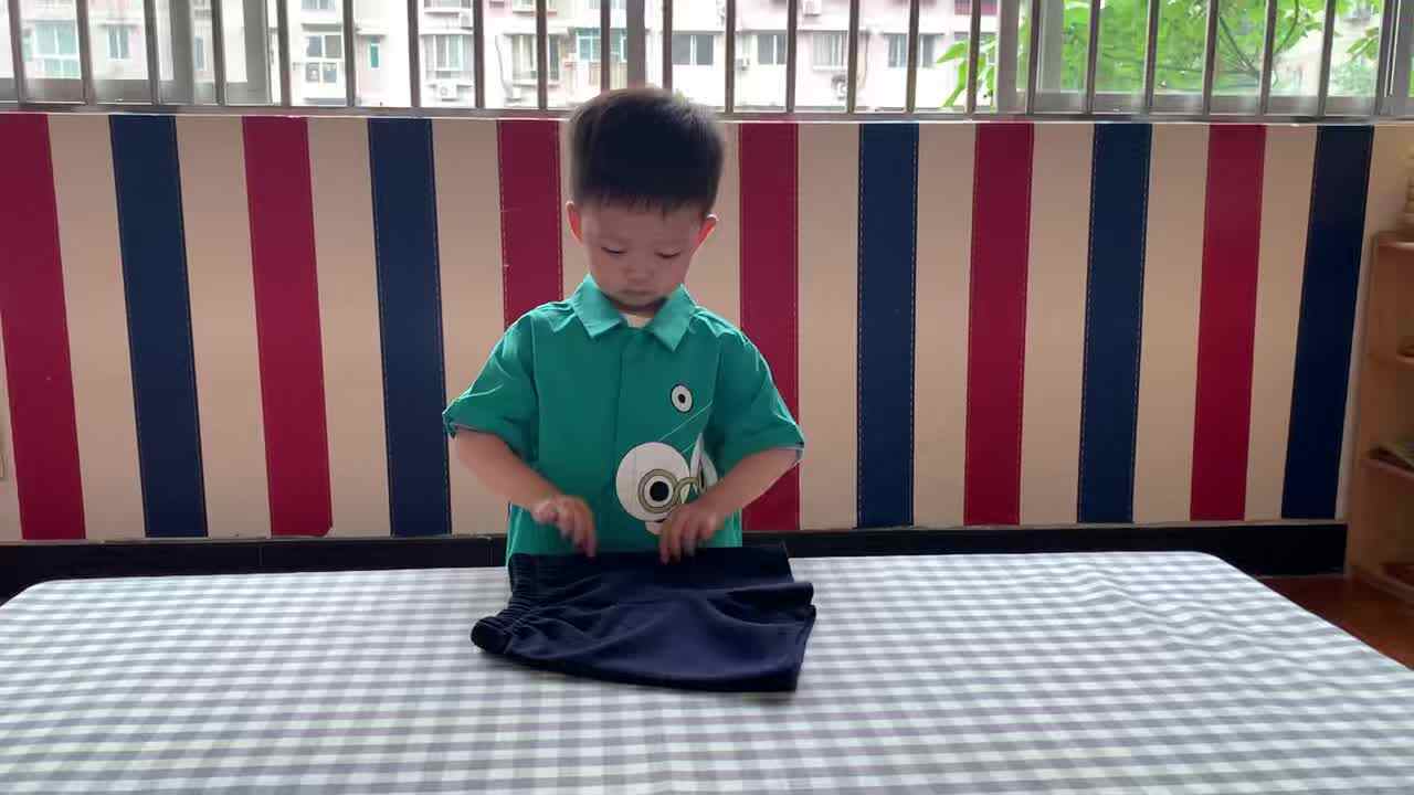 2026年6月11日 彭子琛  生活练习《叠裤子》学校教育教学活动