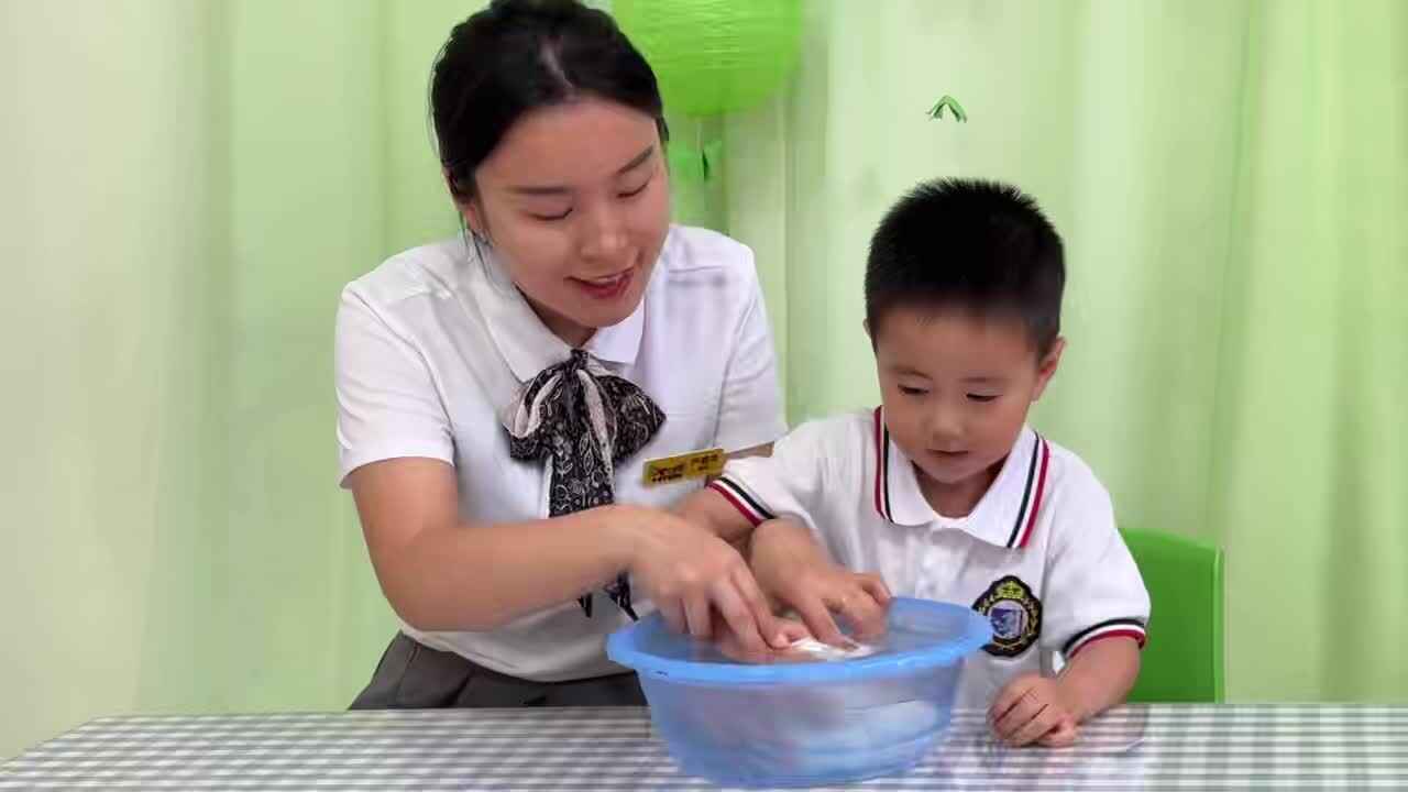 ⁣⁣实验小班2号叶弋猷《科学实验：下雨了》