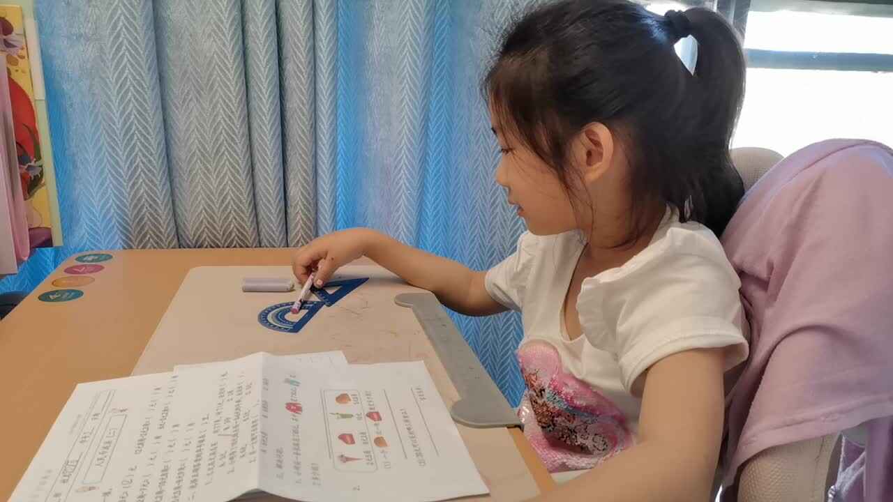 VID_20260609_180539.mp4学前B班宁汐言完成数学作业单。