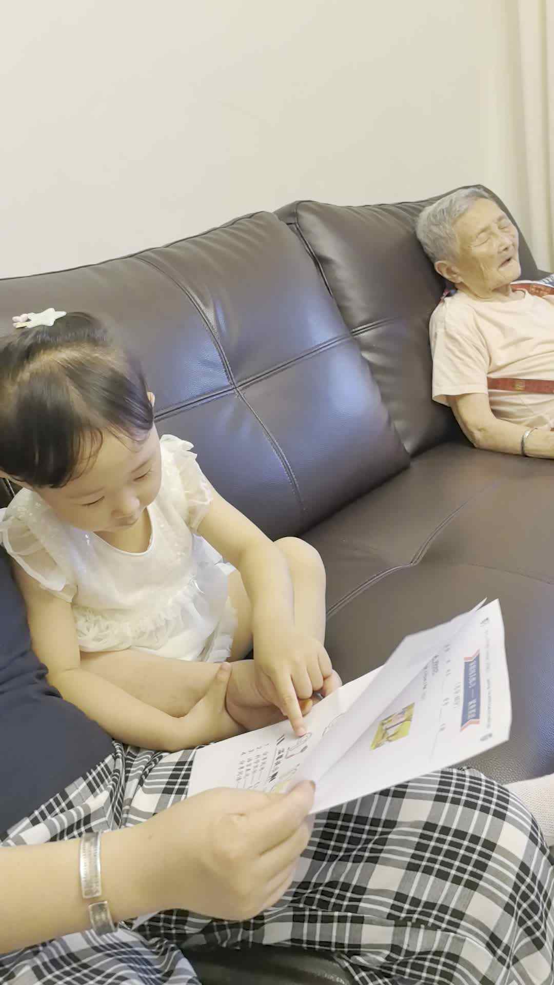 实验小班4号王艺霖指读数字.mp4