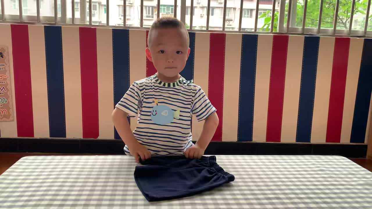 ⁣2026年6月11日  刘佳锐 生活练习《叠裤子》学校教育教学活动