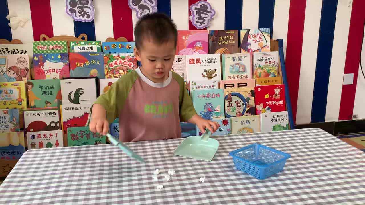 ⁣2026年6月25日李岸栩：   生活训练《扫垃圾》学校教育教学活动
