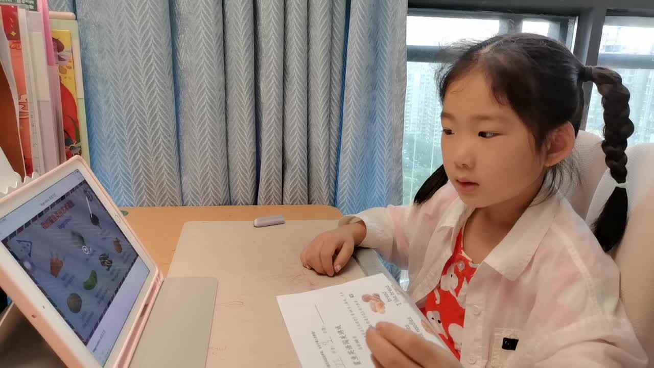VID_20260618_095632.mp4学前B班宁汐言观看《Vegetables,朗读示范》进行跟读。
