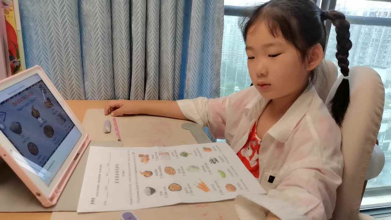VID_20260618_095326.mp4学前B班宁汐言观《FoodPyramid一Grains朗读示范2》进行跟读。