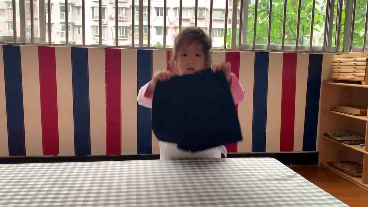 ⁣2026年6月11日  李佳彤  生活练习《叠裤子》学校教育教学活动