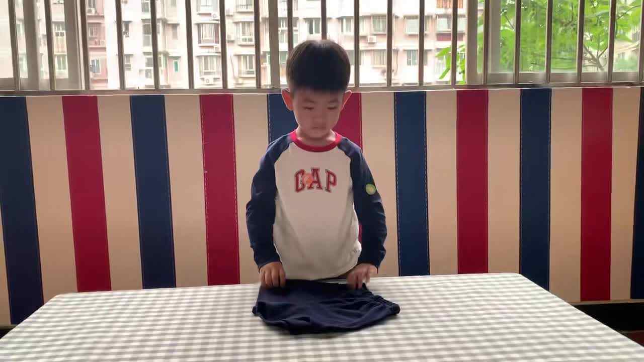⁣2026年6月11日   杨佳齐 生活练习《叠裤子》学校教育教学活动