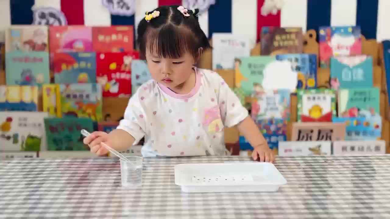 曹芮 主题：科学实验《水上烟花》（学校教育教学活动）.MOV