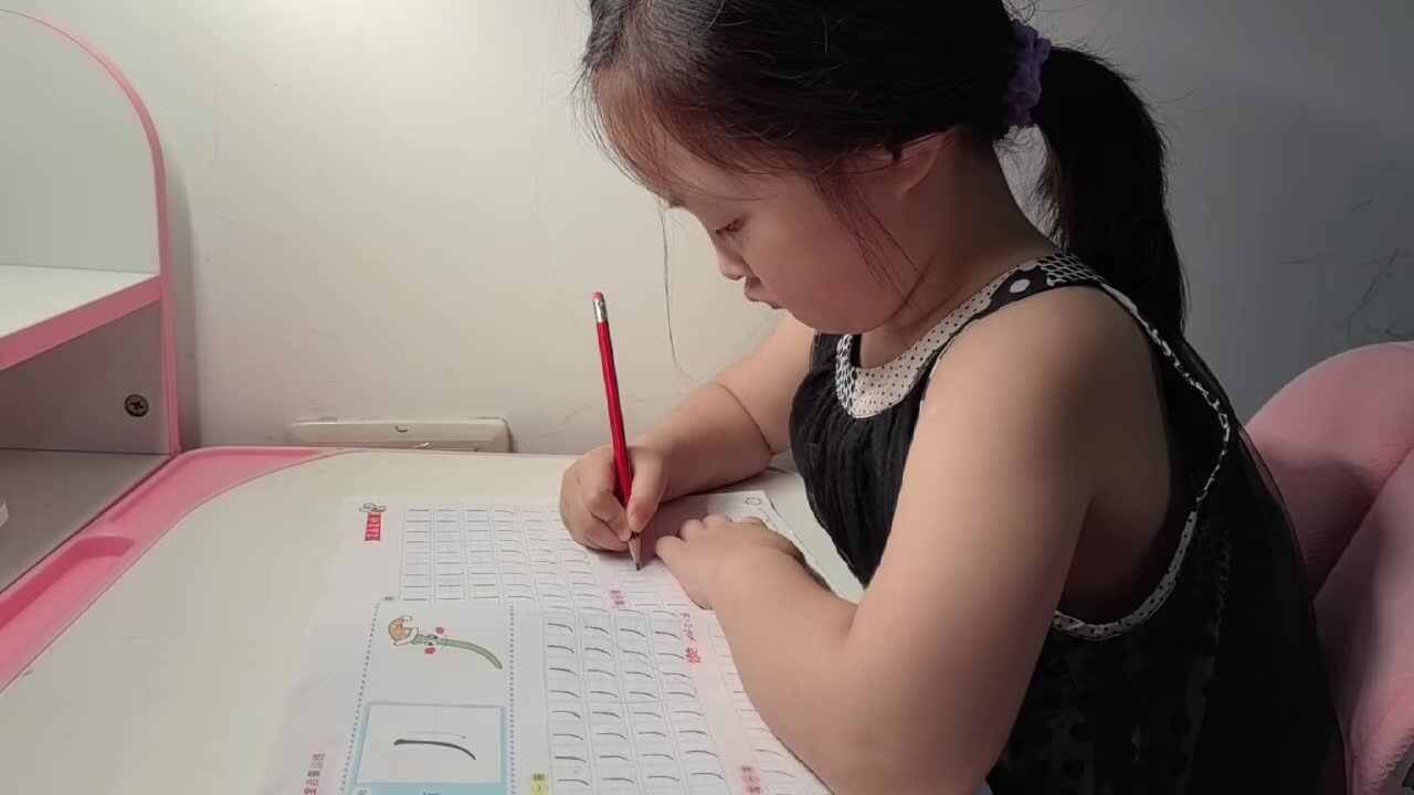大A班2026.6.2艾琰茹—— 笔画练习