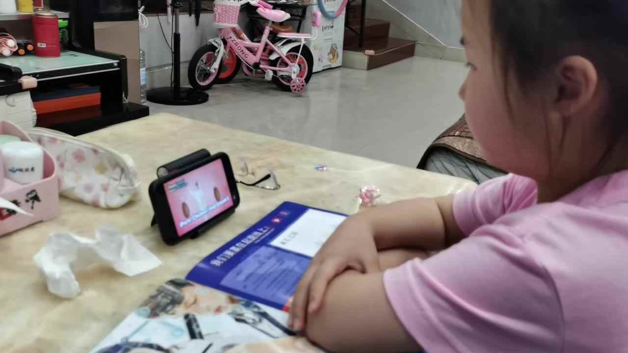 6.12学前A班赵欣奕观看英语歌曲视频