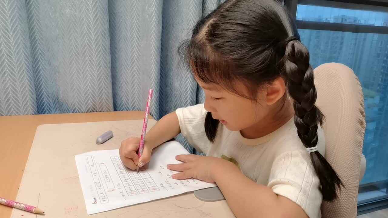 VID_20260622_194558.mp4学前B班宁汐言完成数学作业单。