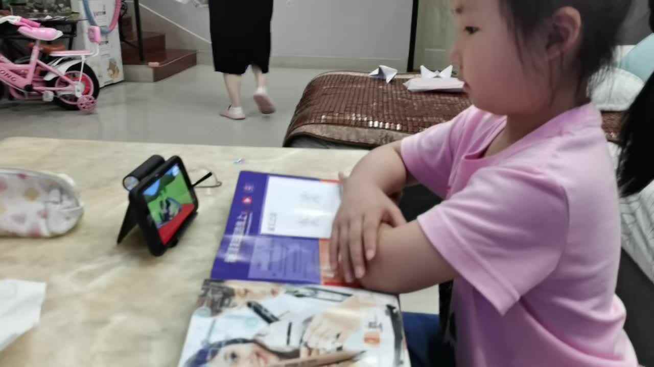 6.12学前A班赵欣奕观看英语视频