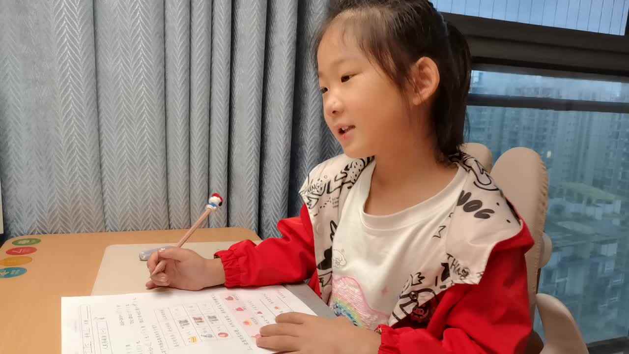 VID_20260608_192845.mp4学前B班宁汐言完成数学作业单。