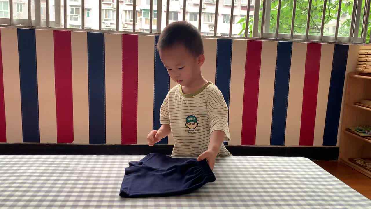 ⁣2026年6月11日 左左 生活练习《叠裤子》学校教育教学活动
