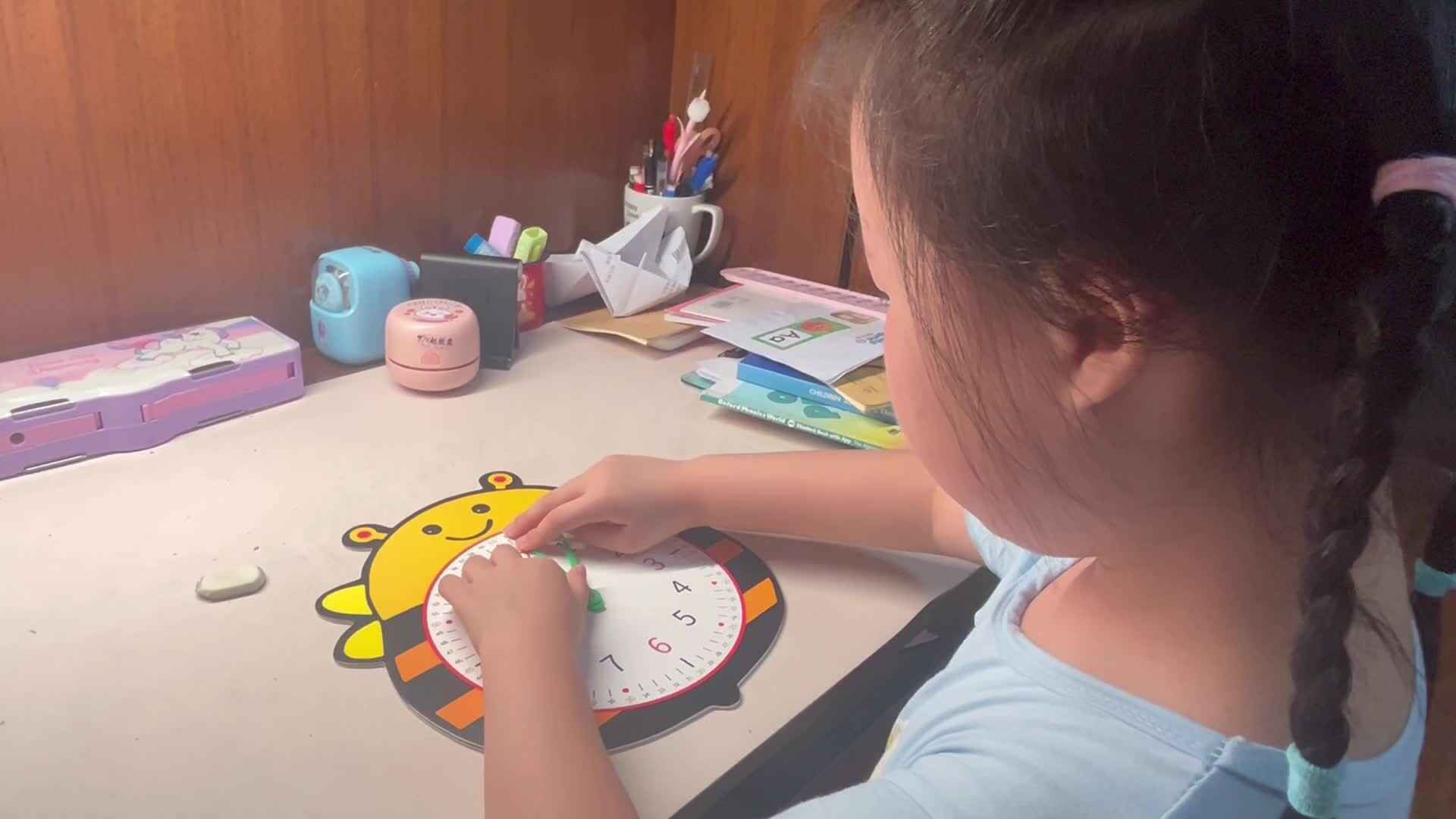 6.26学前A班赵欣奕练习拨钟