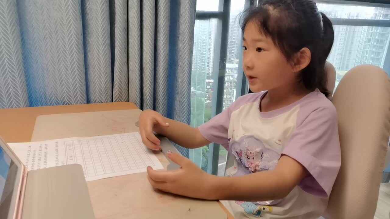 VID_20260630_183635.mp4学前B班宁汐言观看英文儿歌并进行跟唱。