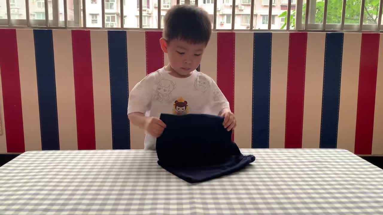 2026年6月11日  黄钇然  生活练习《叠裤子》学校教育教学活动