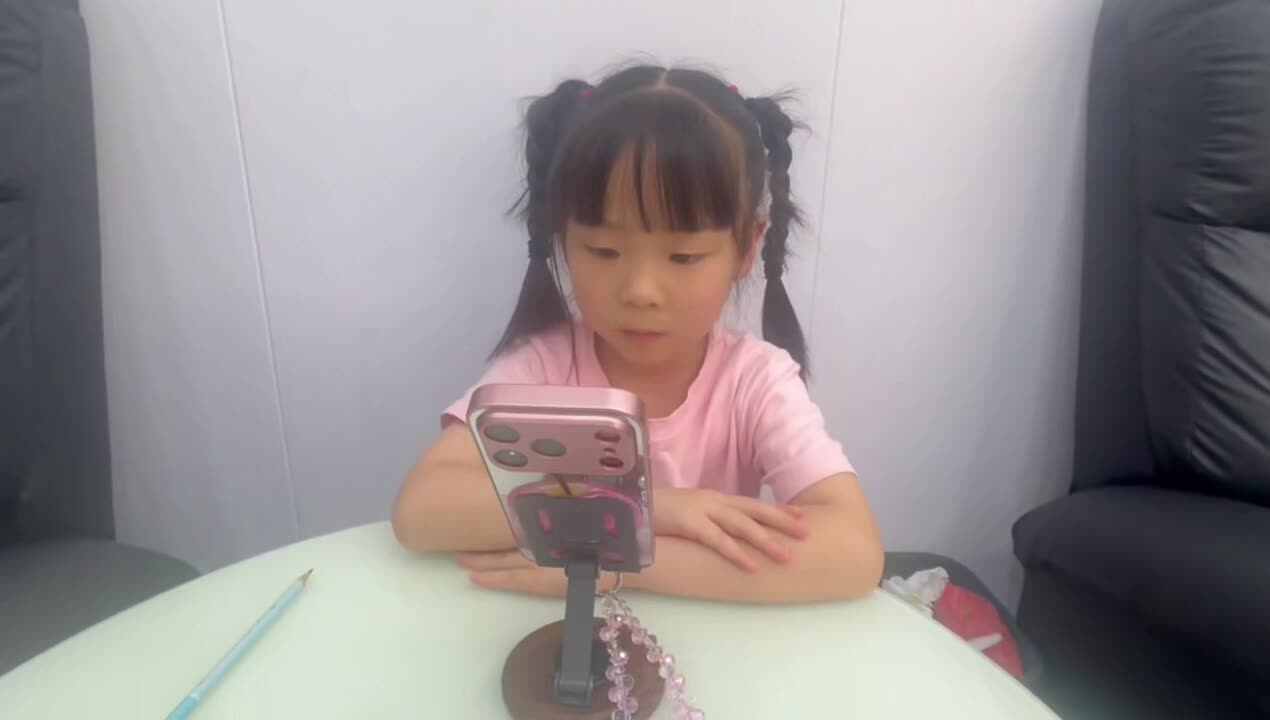 2026年6月16日大A班夏爱林～观看英语儿歌