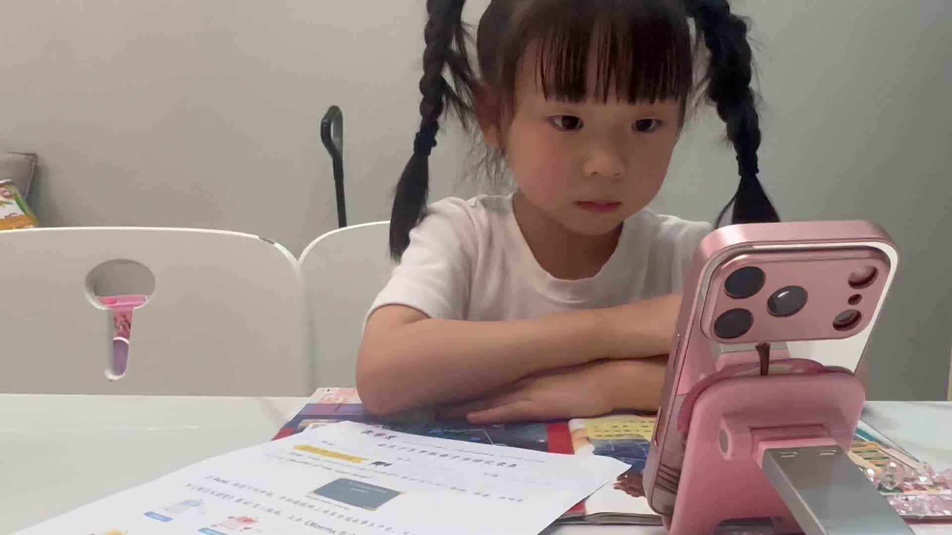 2026年6月18日大A班夏爱林～观看英语视频