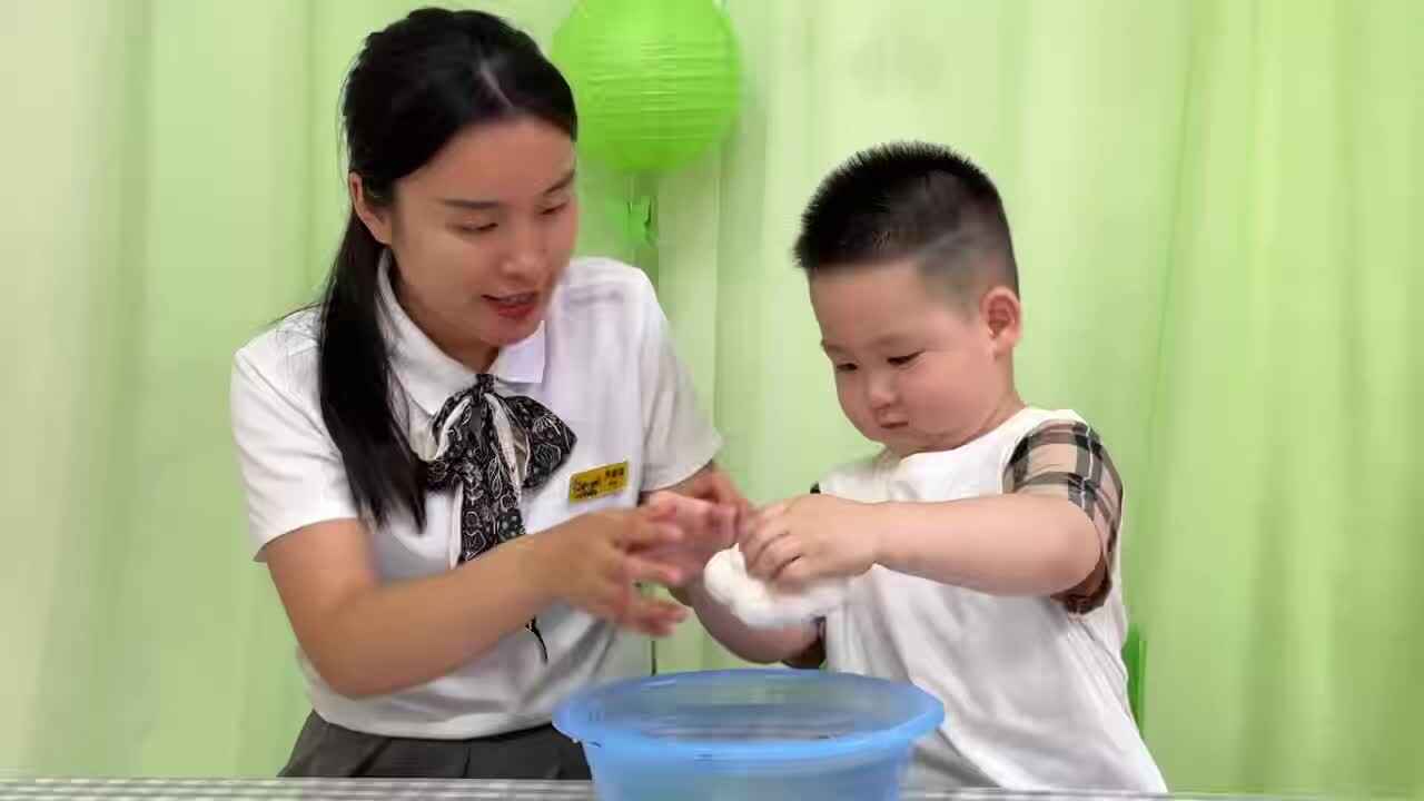 实验小班8号杨卓浩《科学实验：下雨了》
