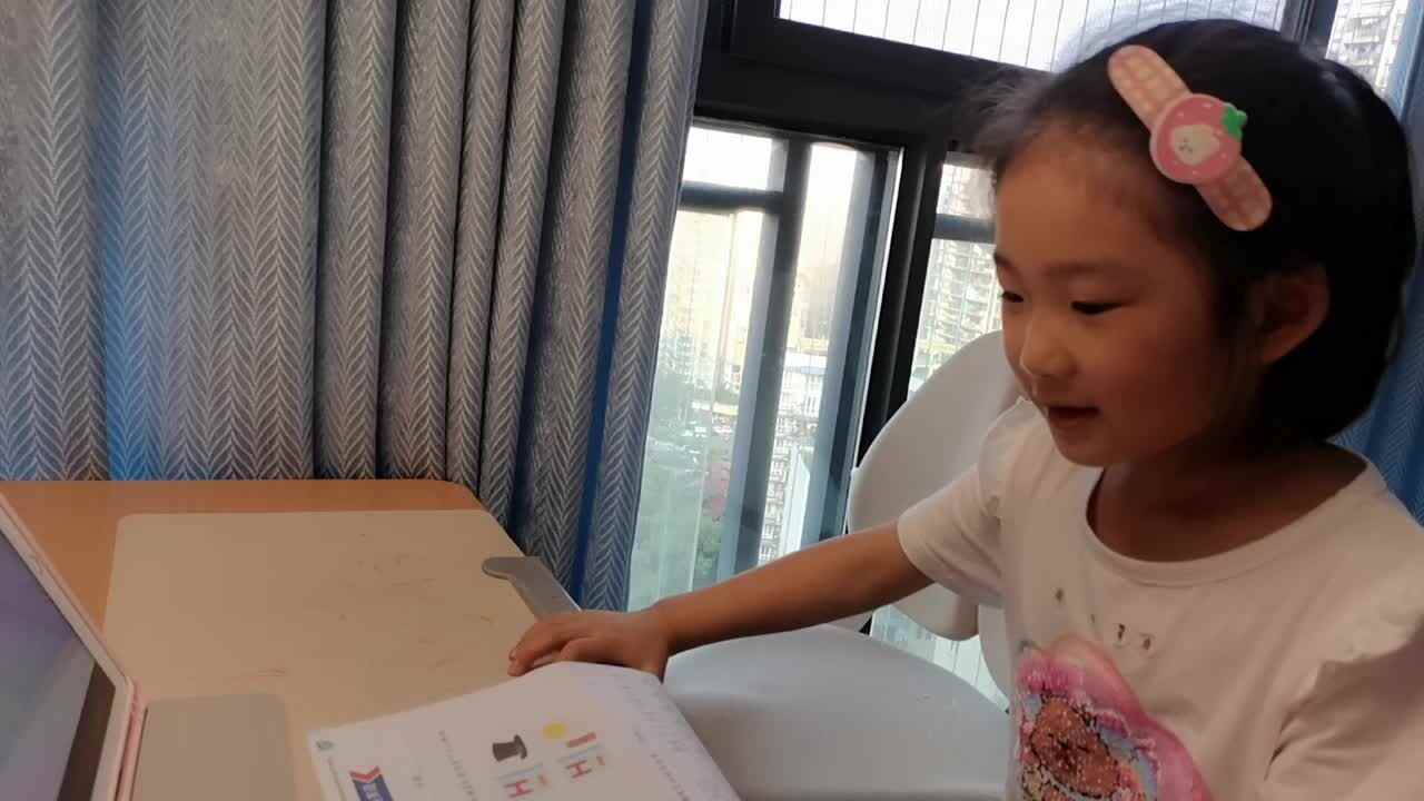 VID_20260603_184900.mp4学前B班宁汐言指读下列字母和单词，观看视频G