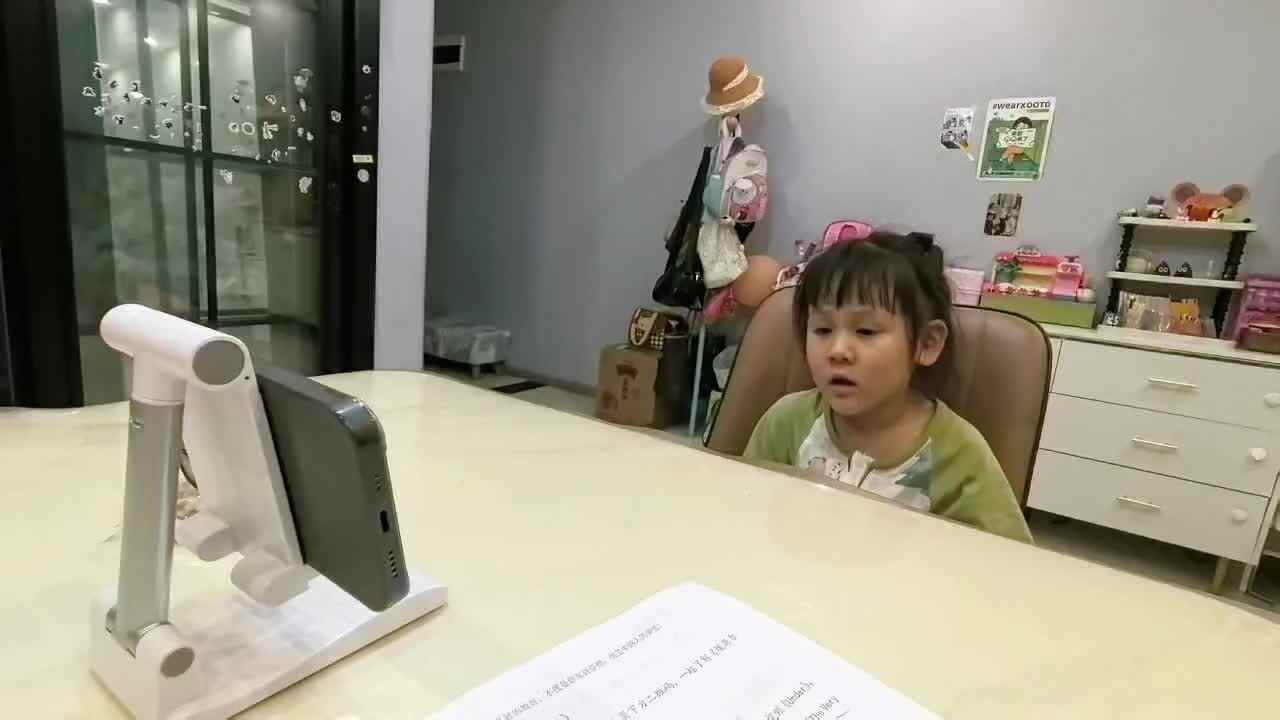 观看绘本《母鸡萝丝去散步》92092.mov