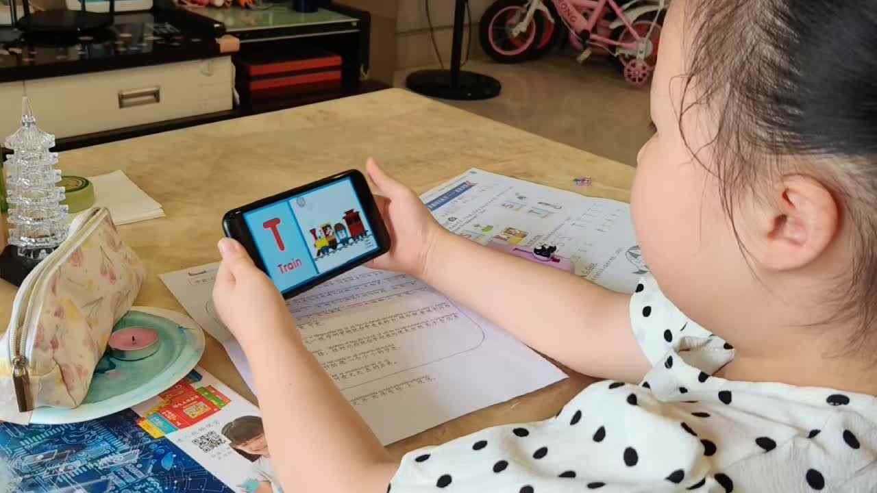 7.17学前A班赵欣奕观看英语字母T视频