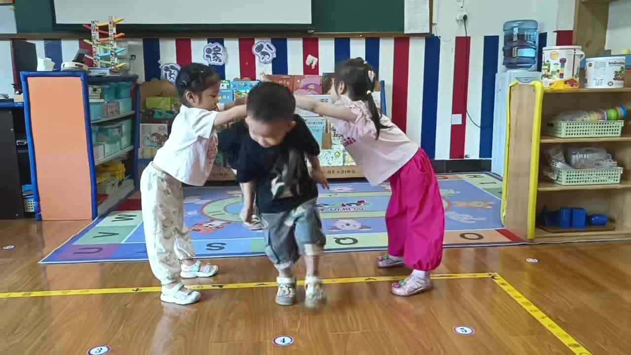 2026.7.13-肖肖 左左-主题：体能锻炼《钻山洞》（学校教育教学活动）
