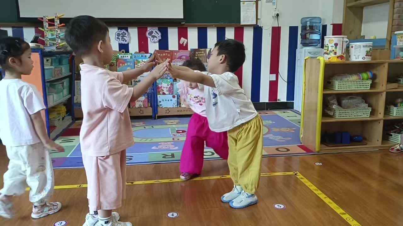 2026年7月13日周晨羽主题：体能锻炼《钻山洞》（学校教育教学活动）