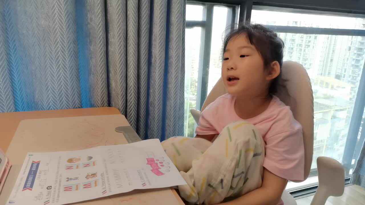 VID_20260701_182657.mp4学前B班宁汐言指读下列字母和单词。观看视频N
