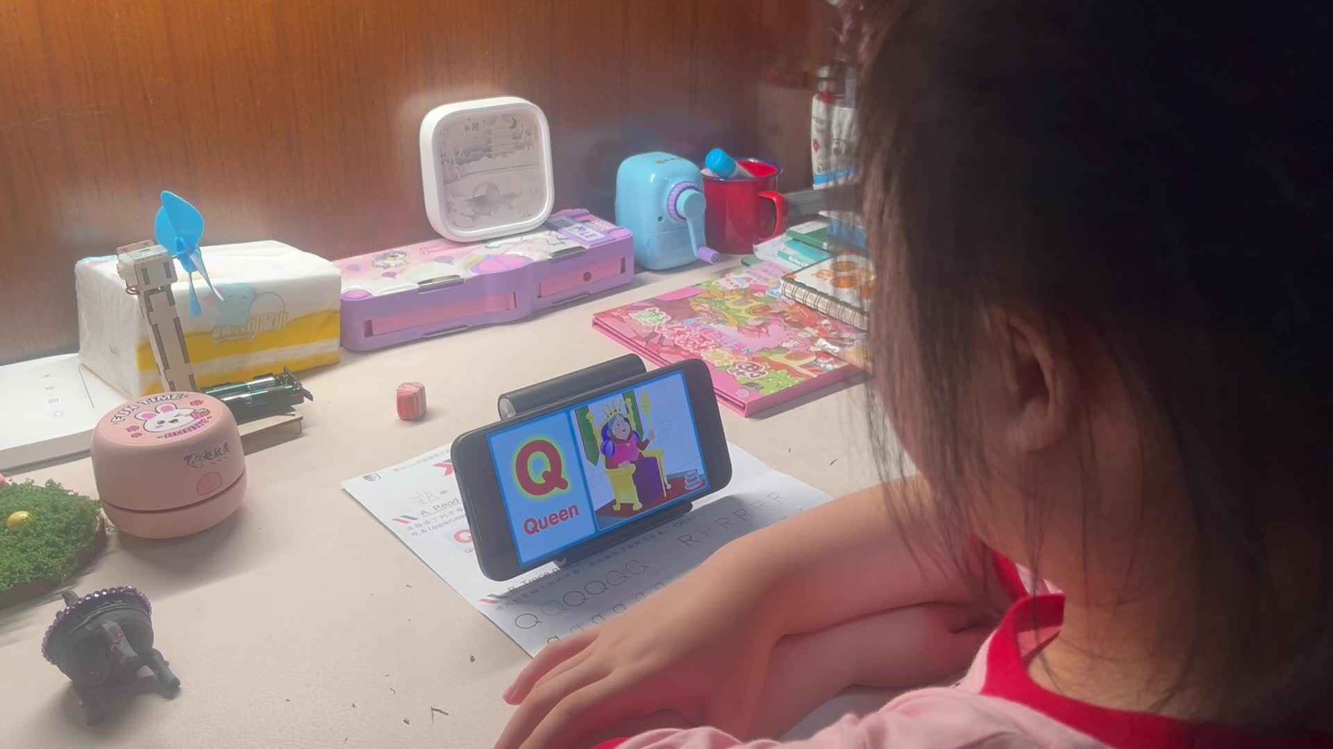 7.15学前A班赵欣奕观看英语字母视频